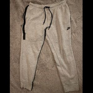 Nike sweatpants with zipper pocket.